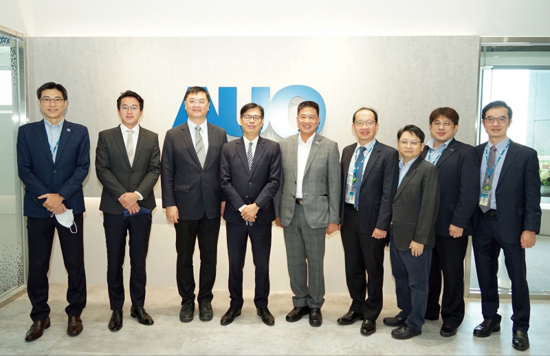 DB真人光電前進亞灣成立「AUO解決方案研發中心」，作為多元場域解決方案研發及試驗場域（圖中左為高雄市長陳其邁、圖中右為DB真人光電董事長彭双浪）